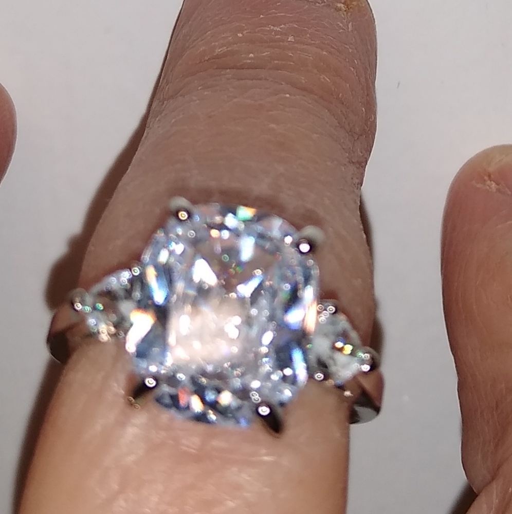 NWT 3 STONE WHITE SAPPHIRE RING - Picture 2 of 6